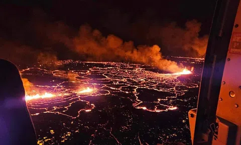 Choáng ngợp trước hình ảnh dung nham phun trào từ núi lửa trên Bán đảo Reykjanes của Iceland