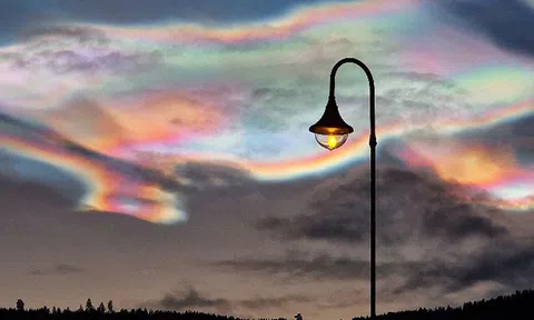 'Mây cầu vồng' cực hiếm thắp sáng bầu trời Bắc Cực 3 ngày liên tiếp