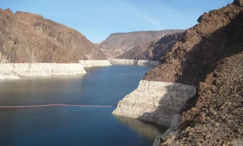 6 hồ nước nổi tiếng thế giới đang 'chết dần' vì khô cạn do biến đổi khí hậu