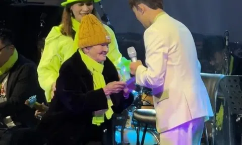 Thái độ của Hồ Văn Cường khi được fan 85 tuổi dúi tiền trên sân khấu nhận được cơn mưa lời khen