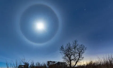 Tại sao mặt trăng đôi khi có 'vầng hào quang' xung quanh?
