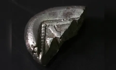 Đồng xu bạc vỡ 2.500 năm tuổi cực hiếm được khai quật gần Jerusalem