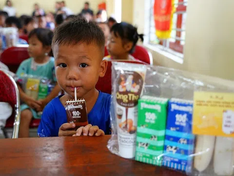 Vinamilk cùng trẻ em vùng khó khăn, sau bão lũ vui đón trung thu