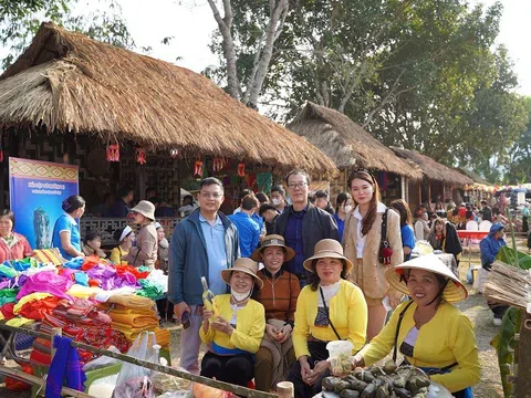 Về Mường Bi xem hội