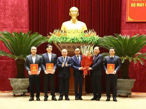 Hòa Bình: Công bố các quyết định về sắp xếp tổ chức bộ máy của hệ thống chính trị và công tác cán bộ