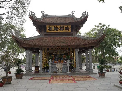 Thăm lăng Thủy Tổ, du xuân bên dòng Thiên Đức