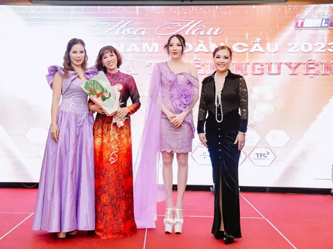 NTK Thân Hoàng Bích Thủy mang trang phục được thiết kế đặc biệt đến đêm thiện nguyện gây quỹ từ thiện