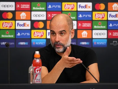 Không được ăn mừng cúp, Pep Guardiola 'phát điên' vì lý do cũ