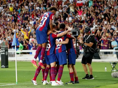 Barcelona thoát hiểm ngoạn mục, giành chiến thắng đầu tiên tại La Liga