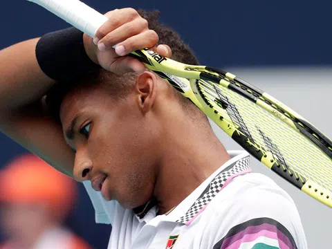 Felix Auger-Aliassime tụt dốc không phanh