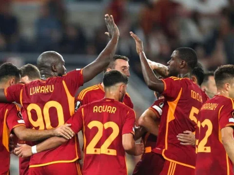 Lukaku tỏa sáng, Roma quay lại mạch chiến thắng