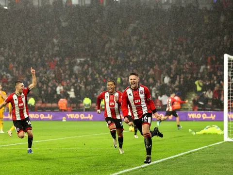 Thi đấu nỗ lực, Sheffield United có chiến thắng đầu tiên tại Premier League