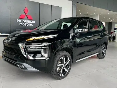 Không muốn để Toyota Veloz Cross vượt mặt, Mitsubishi Xpander mạnh tay giảm giá kèm quà tặng khủng