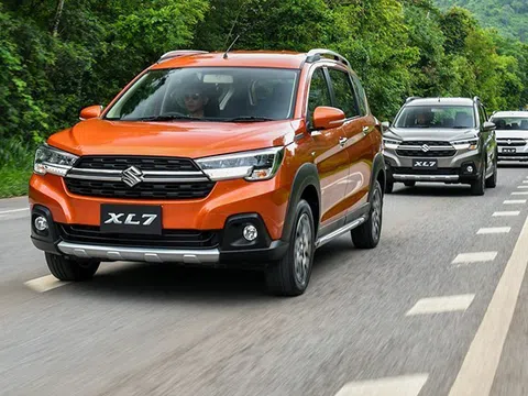 Giá lăn bánh Suzuki XL7 rẻ ngỡ ngàng trong tháng 12/2023, báo hiệu ngày tàn Mitsubishi Xpander Cross