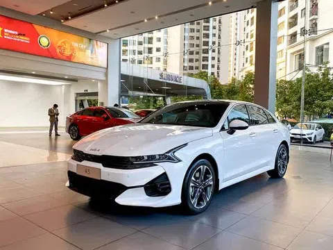 Giá xe Kia K5 lăn bánh cuối tháng 12/2023 kèm ưu đãi khủng: Toyota Camry khó giữ ‘ngôi vương’