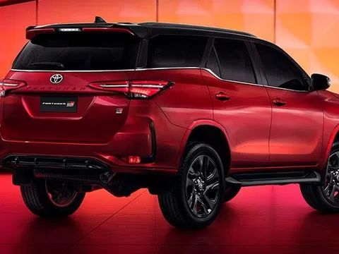 Tin xe hot 1/4: Toyota Fortuner phiên bản mới ra mắt, giá cực cạnh tranh đe dọa Everest và Santa Fe