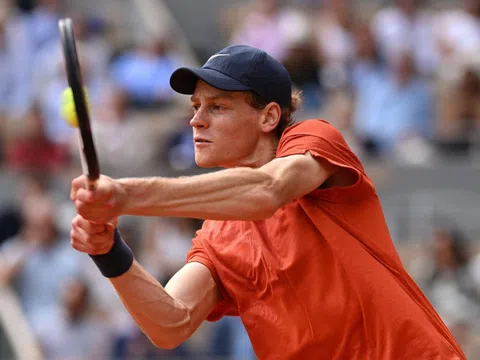 Jannik Sinner lần đầu lọt bán kết Roland Garros trong ngày lên ngôi số 1 thế giới