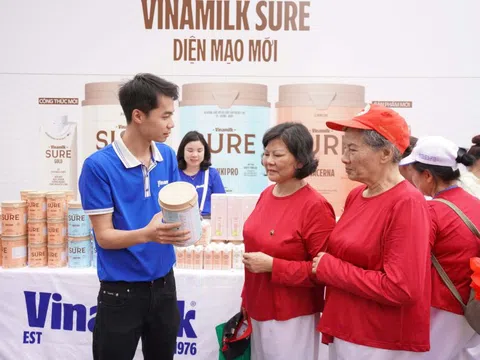 Vinamilk Sure đồng hành tổ chức đồng diễn múa quạt dưỡng sinh, lan tỏa giá trị chăm sóc người cao tuổi
