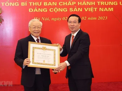 Tổng Bí thư Nguyễn Phú Trọng nhận Huy hiệu 55 năm tuổi Đảng