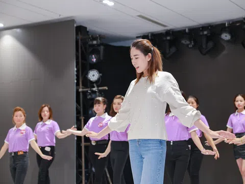 “Đột nhập” hậu trường tập luyện cho đêm chung kết Hoa hậu Doanh nhân Thời đại 2023