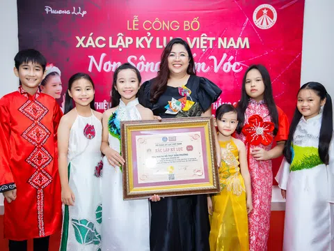 Áo dài 220m của NTK Phương Hồ lập kỷ lục Việt Nam