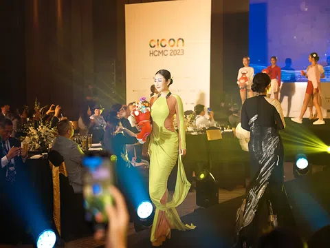 Nữ hoàng sắc đẹp Đông Nam Á - Kim Trang trở lại sàn catwalk với vai trò người mẫu vedette của Nhà thiết kế Quốc tế Quỳnh Paris