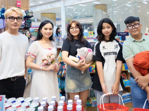 Hà Phương dẫn trẻ mồ côi đi mua sách vở chuẩn bị năm học mới