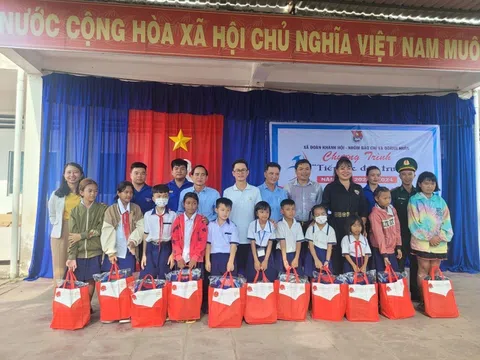 Cà Mau: Tiếp sức đến trường cho học sinh khó khăn tại xã biển Khánh Hội