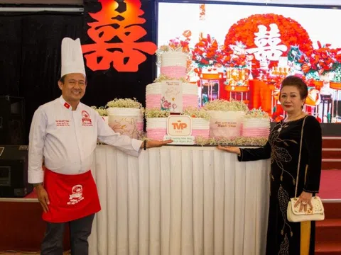 Cặp bánh kem cưới “hạnh phúc” từ Công ty TNHH TVP FOOD được trao tặng tại lễ cưới 51 cặp đôi