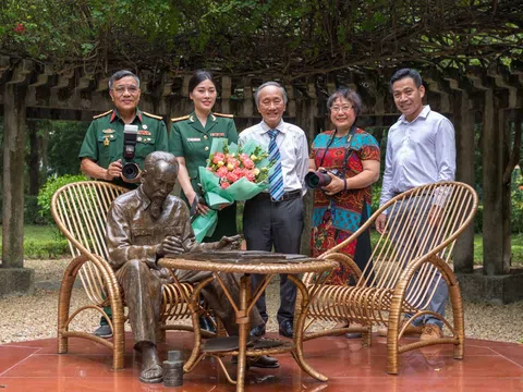 NSƯT Hương Giang và Nhà báo Trần Mạnh Thường dâng lên Bác món quà đặc biệt