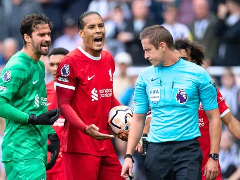 Van Dijk có thể bị phạt nặng hơn sau tấm thẻ đỏ?