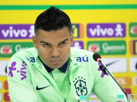 Đúng chất thủ lĩnh, Casemiro tỏ ra 'nóng mặt' khi bị hỏi thiếu tôn trọng