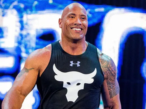 VIDEO: Tài tử Dwayne 'The Rock' Johnson trở lại WWE sau 6 năm vắng bóng