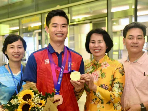 HCV ASIAD 19 Phạm Quang Huy về nước, lãnh đạo cấp cao đón tiếp nồng nhiệt