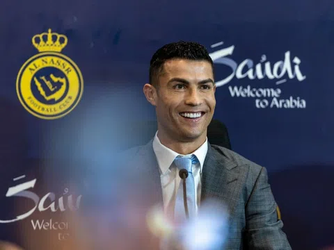 Diễn xuất quá đỉnh, Ronaldo 'lăng xê' sự kiện tỷ view trong làng thể thao