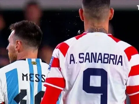 Cầu thủ Paraguay có hành động xấu xí với Lionel Messi