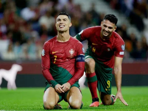 Thăng hoa với Bồ Đào Nha, Ronaldo có hành động khiến người hâm mộ vui như được mùa