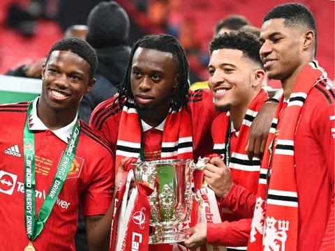 Man United chụp ảnh kỷ niệm mùa giải 2023-24, tất cả đều có mặt ngoại trừ 1 cái tên