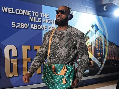 Soi outfit cực chất của LeBron James trong trận mở màn mùa giải mới NBA