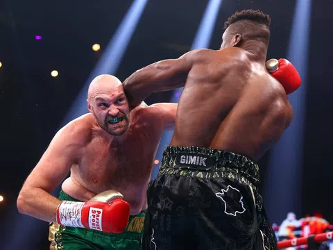 Tyson Fury giận ‘tím mặt’ sau trận so găng kinh điển với Francis Ngannou