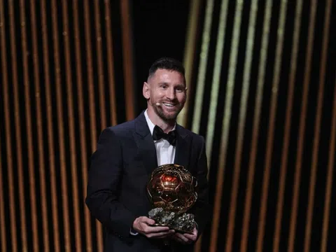 Bước lên bục vinh quang, Messi xác định luôn cuộc đua Quả Bóng Vàng tương lai