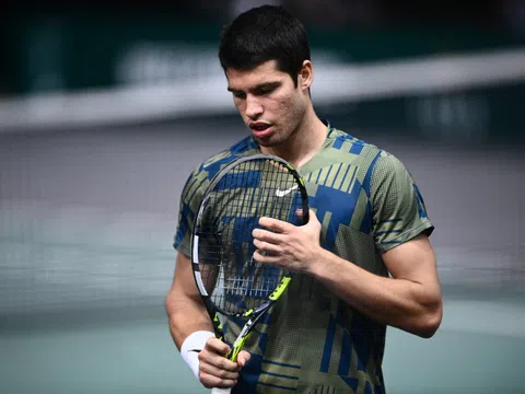 Carlos Alcaraz thua sốc tại trận mở màn Paris Masters