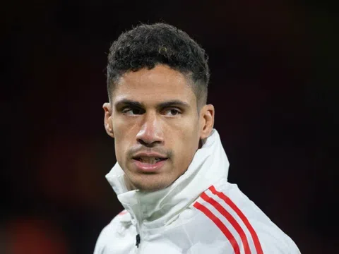 Varane vắng mặt bất ngờ, lý do khiến người hâm mộ thở phào