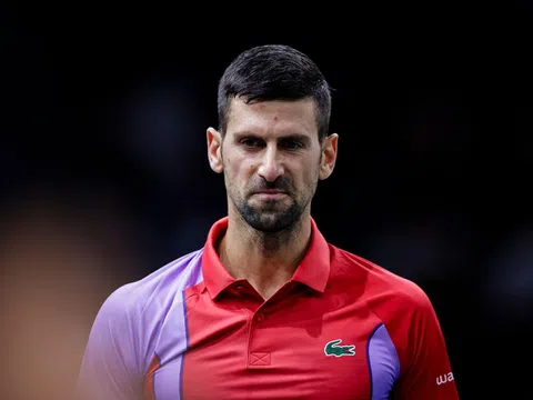 Djokovic bị ‘tào tháo đuổi’ ngay trong trận đấu tại Paris Masters