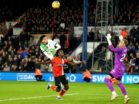 Ghi bàn phút bù giờ cuối cùng cho Liverpool, Luis Diaz có hành động đặc biệt gửi tới cha