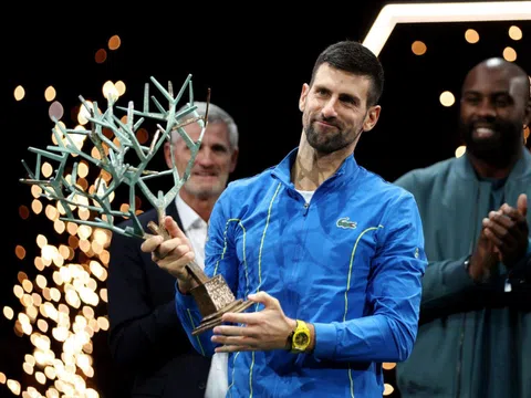 Novak Djokovic có hành động ‘ấm lòng’ sau khi vô địch Paris Masters