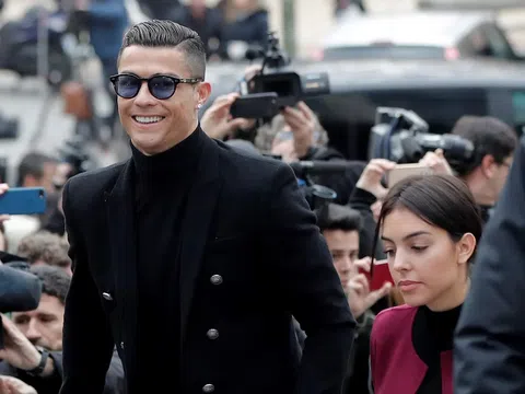 Yên ổn tại Ả Rập, Ronaldo bất ngờ nhận tin sét đánh từ Tây Ban Nha