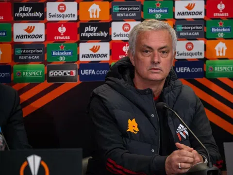 Jose Mourinho thừa nhận bất lực sau trận thua muối mặt tại Europa League