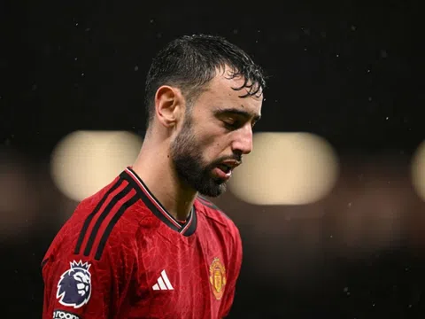 Bruno Fernandes bị tố chơi bài chuồn trước Liverpool