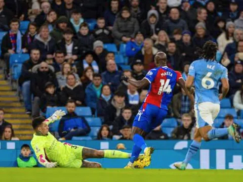 Ederson thoát thẻ đỏ đầy tranh cãi, may mắn cho Man City